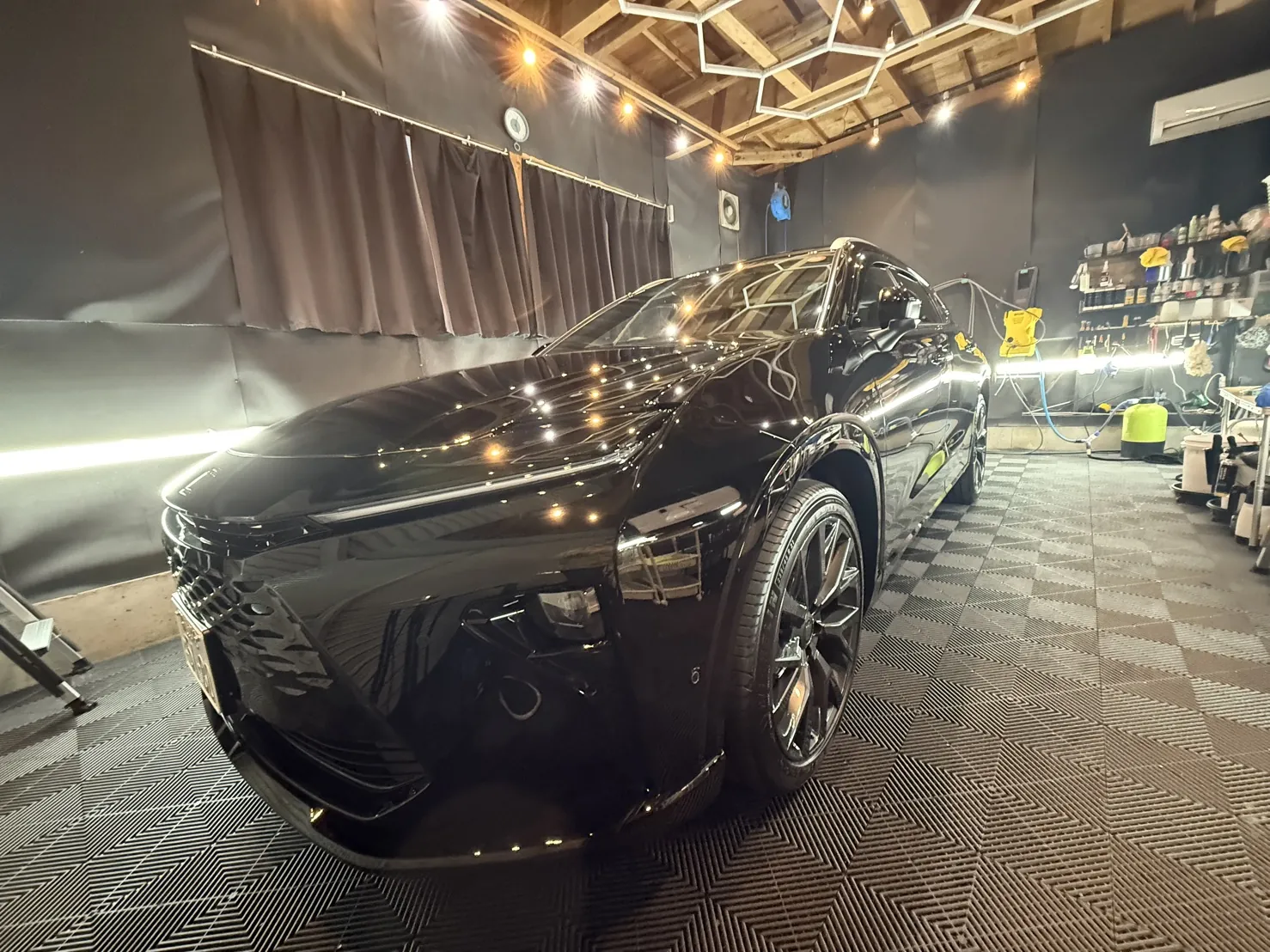 コーティングで深い艶を放つ黒のSUV