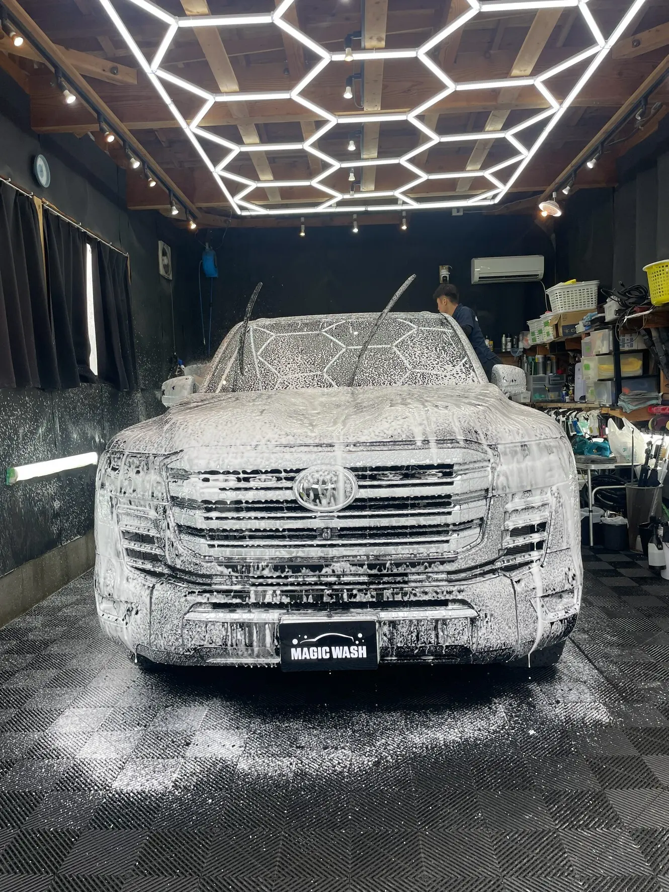 MAGIC WASH のピットで泡洗車を施工する様子