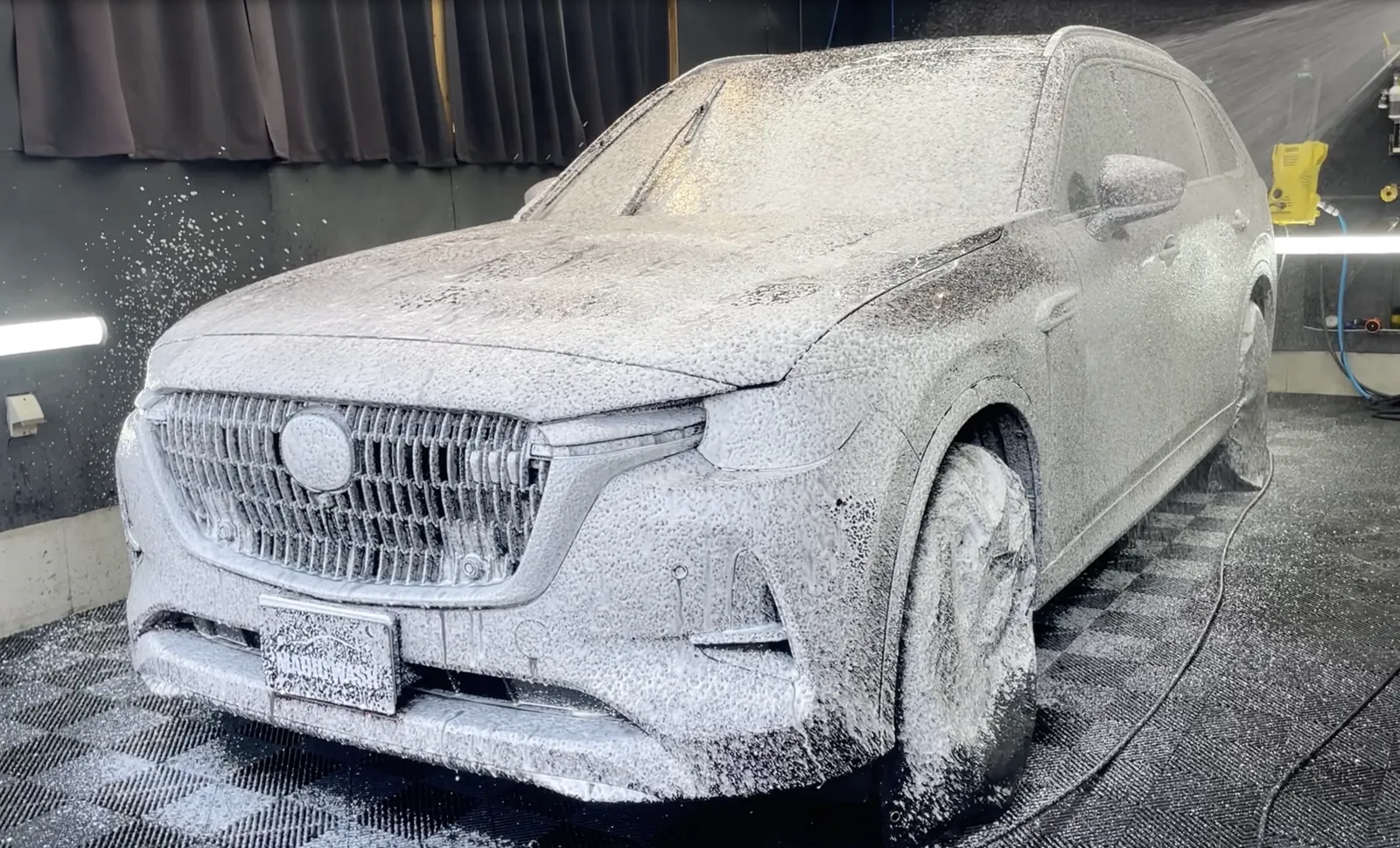 たっぷりの泡で車全体を包み込む洗車の様子